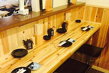 ひとりでも入りやすいカウンター席