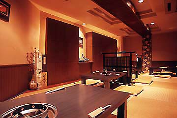 ジャズがかかる店内は、大人のムード漂う落ち着いた雰囲気