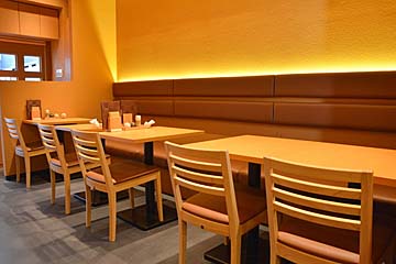 切麦や 甚六 新宿御苑店のシックな店内