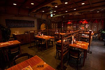 老辺餃子館 新宿別館の屋台を彷彿させる活気溢れる店内