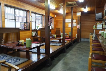 手打中華 英の店内