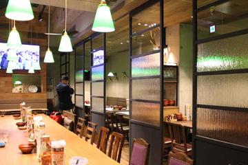 燻製 鉄板焼 クラフトビール MOKU 新橋店の写真1