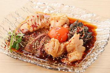 【名物】生ホルモンユッケ
