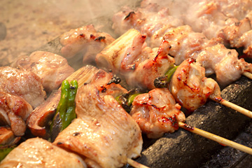 伊勢廣 京橋本店の厳選された素材を姥目樫備長炭で焼き上げている焼鳥