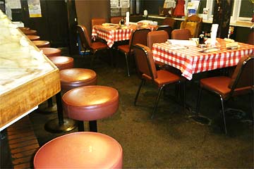 洋食屋 ヨシカミの老舗ならではのアットホームな雰囲気の店内