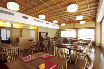 浅草むぎとろ 本店の広々として明るい店内