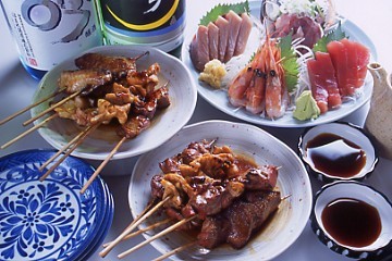 もつ焼居酒屋 千両のモツ焼（ハツ、カシラ、レバ）焼鳥（手羽先、ネギマ、皮、砂肝）