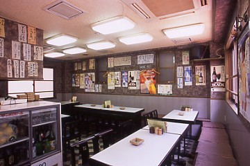 もつ焼居酒屋 千両の3階建ての店内は1フロア40人、計100人まで入れる