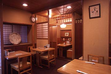 鳥つね 湯島天神前店の日本人好みの和風で落ち着いた店内