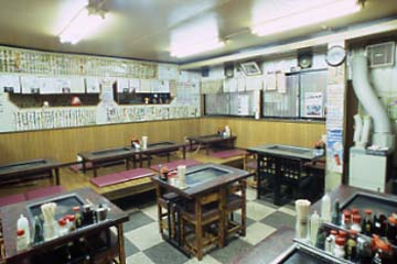 路地裏もんじゃ もん吉 月島本店の下町の雰囲気漂う店内はいつも活気づいている