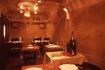 Bistrot La Cucinaの落ち着いた、大人の雰囲気の店内