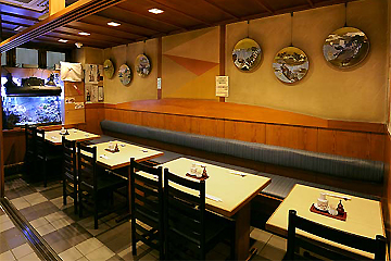 割烹 冨久井のサンゴや海水魚が泳ぐ水槽のある店内
