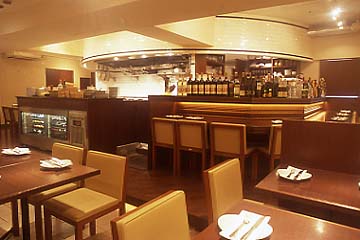 プレゴプレゴのオープンキッチンのある明るく開放的な店内