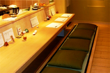 居酒屋 絆の掘りごたつのカウンター席はゆっくりお酒を楽しむのに最適