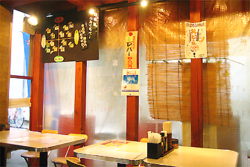 元祖低価格 満天酒場　綱島店の活気溢れる店内
