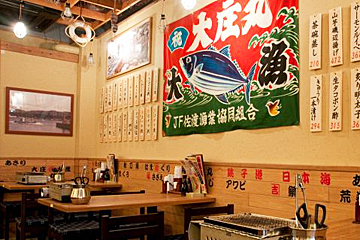 浜焼き海鮮居酒屋 大庄水産 静岡駅前店の大漁旗が雰囲気満点の店内（店内一例）