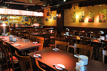 路地裏本格中華 陳家私菜 新宿店のオープンキッチンからは食欲をそそる香りが漂う