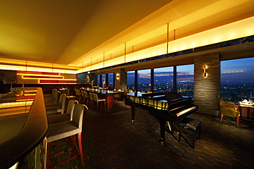 ダイニング＆バー オーヴェストの綺麗な夜景の見える店内