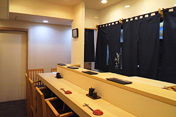 鮨處 やまだの落ち着いた雰囲気にマッチしたカウンター