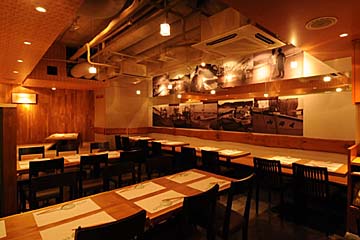 銀座 船形の開放感のある広々とした店内