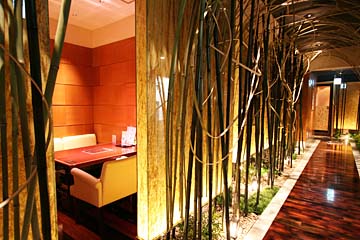 叙々苑 駒沢公園店の高級感のある落ち着いた店内