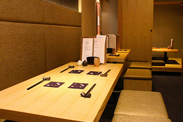 炭火焼鳥 鳥恵 上野広小路店の落ち着いた雰囲気の店内