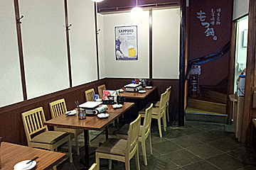 ハイボール無双 的場屋の落ち着いて寛げる雰囲気の店内