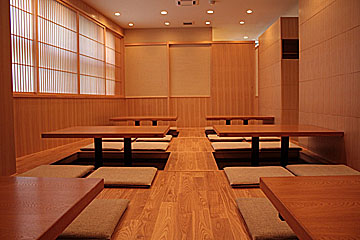 稲田屋 石神井公園店の清潔感のある明るい雰囲気の店内