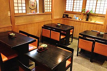 うなぎ 喜代川の木のぬくもりが感じられるテーブル席