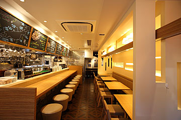 8TH SEA OYSTER Bar 銀座コリドー店の広々とした明るい雰囲気の店内