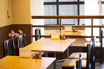 天ぷら いづもの開放感のある明るい店内