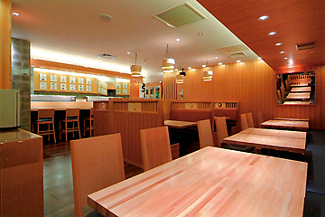 築地玉寿司 ルミネ立川店の木の温もりを感じる明るい雰囲気の店内