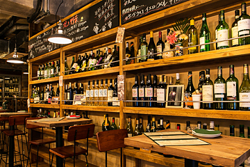 wine no Ruisuke るいすけ2号店のワインボトルがずらりと並ぶ、明るい雰囲気の店内