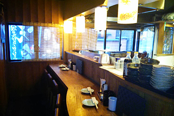 焼き鳥居酒屋 ささ木の一枚板のカウンター席