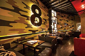 eight Ricefield cafe 札幌駅北口店のエイト＝8をモチーフにした看板が印象的な店内