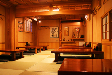 ぞうすいの店 お通 宮崎本店の木の温もりを感じられる老舗の落ち着いた和空間