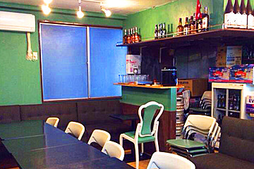 ネパール居酒屋MOMOのアットホームな雰囲気の店内