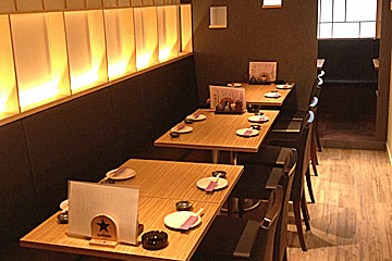 鳥一代 新橋店の落ち着いた照明でゆったりと寛げる雰囲気の店内