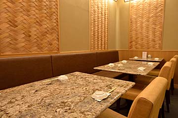 八兵衛 西麻布店のカウンターとテーブル席で構成された奥行きのある店内