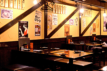 ねぎま三ぞう 本郷三丁目店の明るく活気のある店内