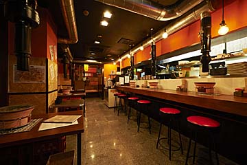 房総ホルモン 渋谷本店の活気ある店内