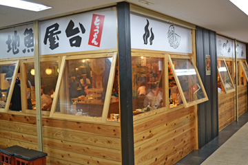地魚屋台 とっつぁん 福島店の毎晩賑わう屋台風の店内