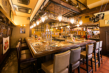 Beer Cafe de Bruggeの落ち着いたカウンター席