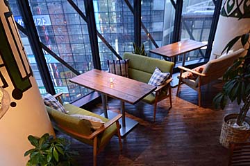 ＃802 cafe＆dinerの渋谷の街がよく見える窓際の人気席