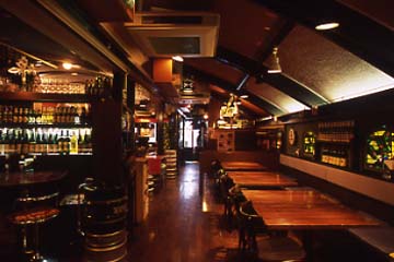 ドイツの瓶ビール＆ワインが多数並ぶ落ち着いた雰囲気の店内