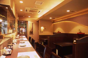 炭火焼鳥 鳥常の落ち着きあるお洒落な店内で心ゆくまで食事を楽しめる