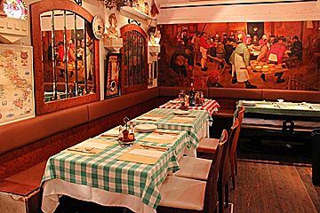 トラットリア フィオーレの店内