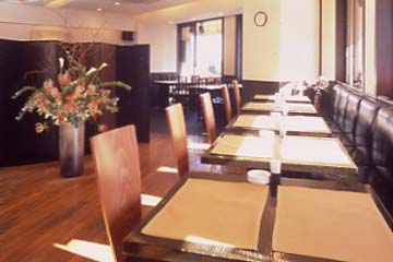 洋食 黒船亭の上野の街を一望できるこだわりの店内