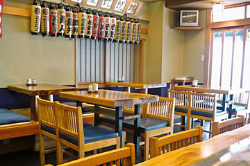 吉野鮨本店の老舗ながら下町らしい気安さのある店内
