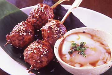 炭火焼・焼鳥 鳥八 西駅店の特製月見つくね（温泉玉子付）